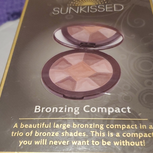 Hoat Pick Oct Sun-kissed makeup compact plus free makeup brush - Picture 1 of 3